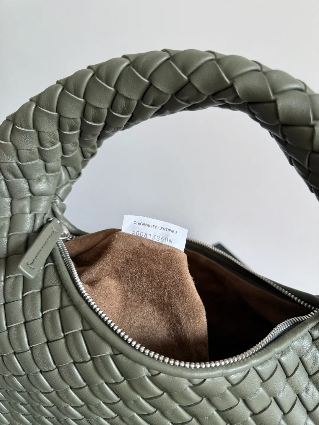 Batch 1720 BV Bottega Veneta's new early spring women's shoulder bag. The soft and delicate Hobo bag in small size is shipped! Many friends are waiting for this bag. It has a round shape and a large capacity. It can hold a 50-fold umbrella inside. Babies with a lot of daily items do not need to worry about the capacity of this bag. It is a practical bag for traveling and commuting. Although it is fluffy, it is soft and comfortable when carried on one shoulder. It has a modern and retro feel. Model No.: 856736 Size: 35*21*5cm